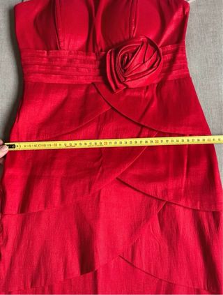 Vestido rojo festivo con flor