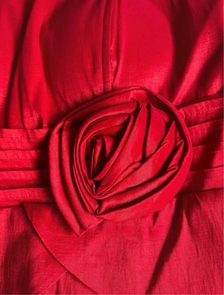 Vestido rojo festivo con flor