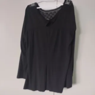 Blusa premamá negra con bordado