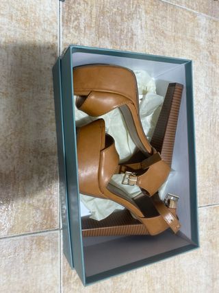 Zapatos de tacón marrones