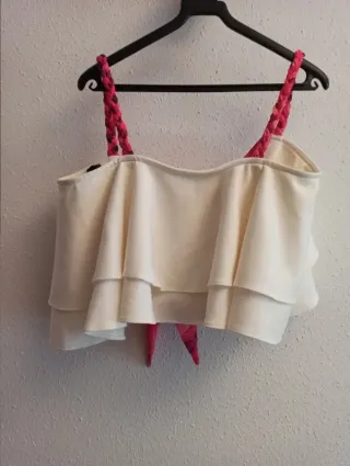 Top blanco con lazo rosa
