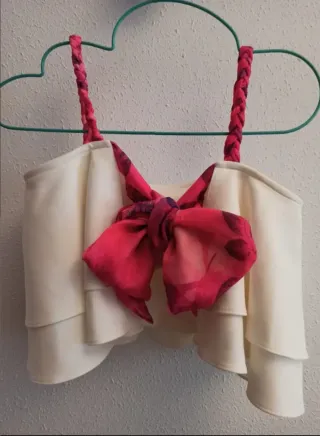 Top blanco con lazo rosa