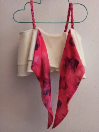 Top blanco con lazo rosa