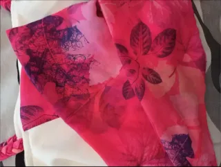 Top blanco con lazo rosa