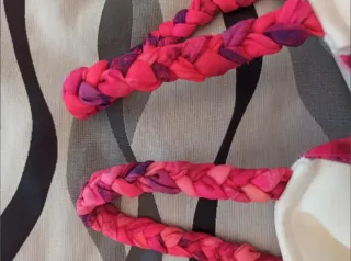 Top blanco con lazo rosa