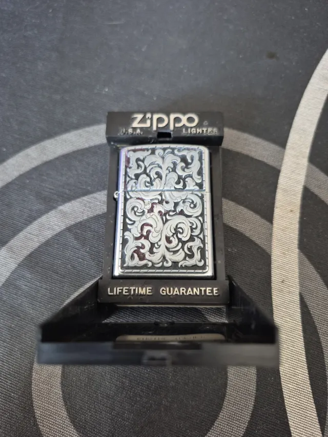 Accendino Zippo con design inciso e finitura argentata