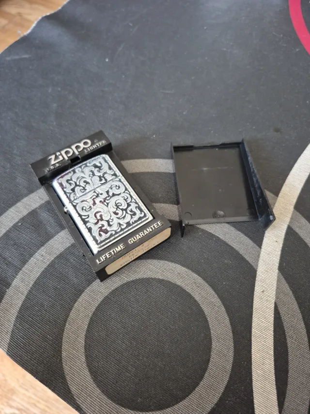 Accendino Zippo con design inciso e finitura argentata