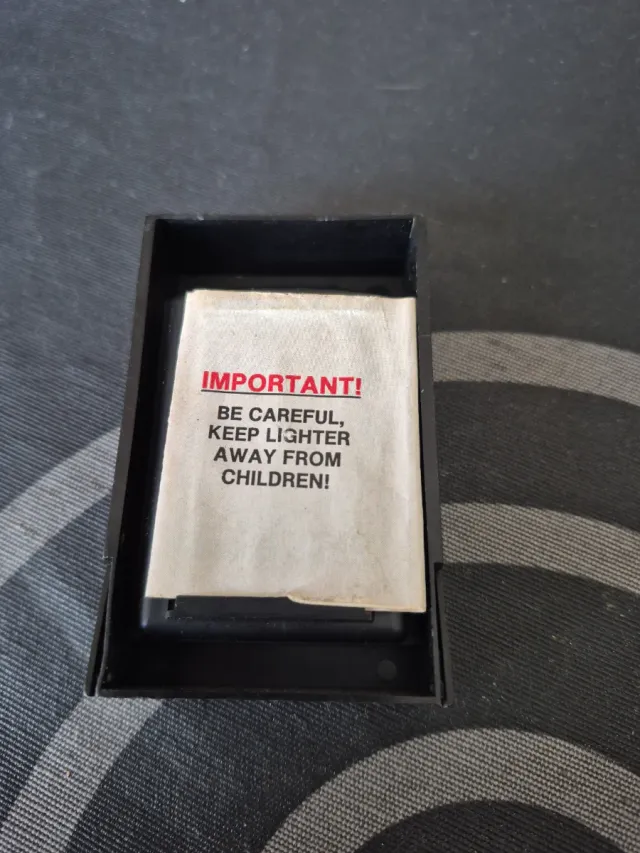 Accendino Zippo con design inciso e finitura argentata