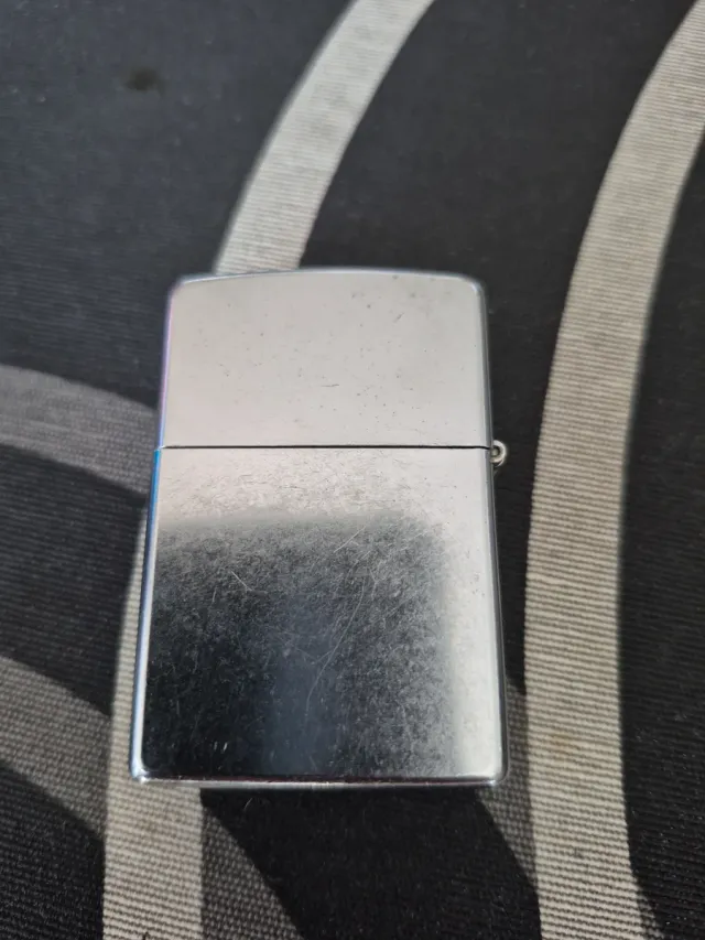 Accendino Zippo con design inciso e finitura argentata