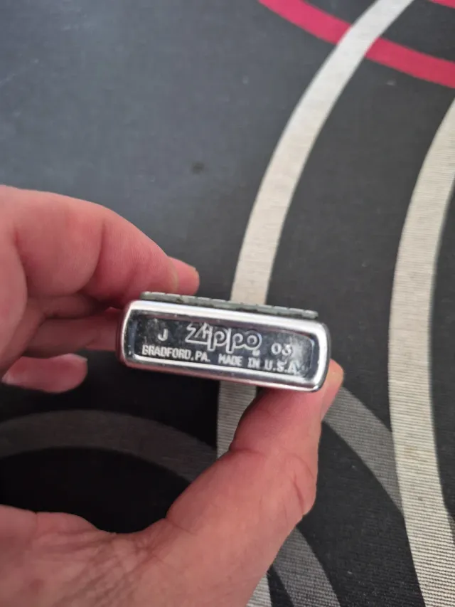 Accendino Zippo con design inciso e finitura argentata