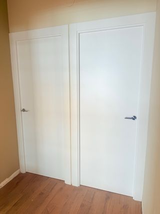 Escalera de madera a medida y suelo laminado