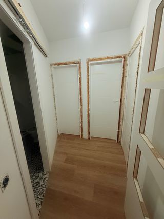 Escalera de madera a medida y suelo laminado