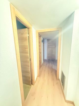 Escalera de madera a medida y suelo laminado