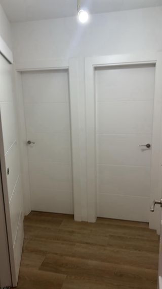 Escalera de madera a medida y suelo laminado