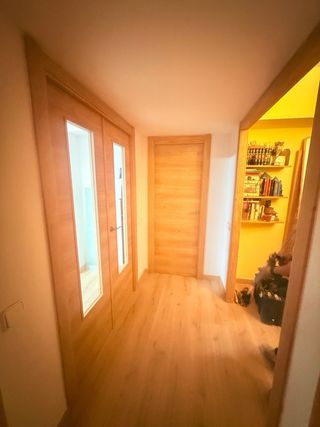 Escalera de madera a medida y suelo laminado