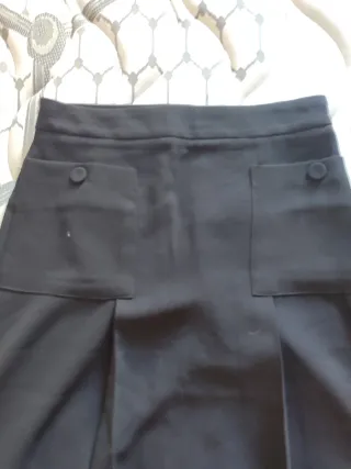 Falda negra con bolsillos