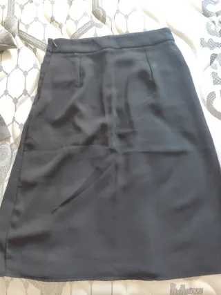 Falda negra con bolsillos