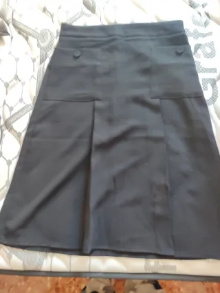 Falda negra con bolsillos