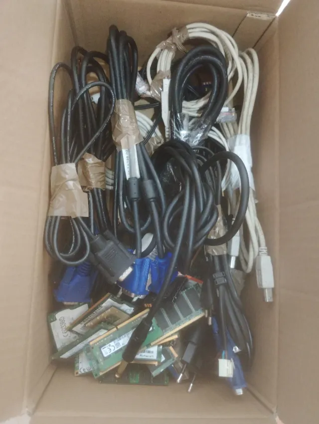 Lote de cables y componentes informáticos