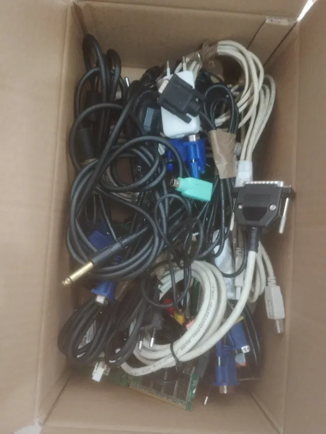 Lote de cables y componentes informáticos