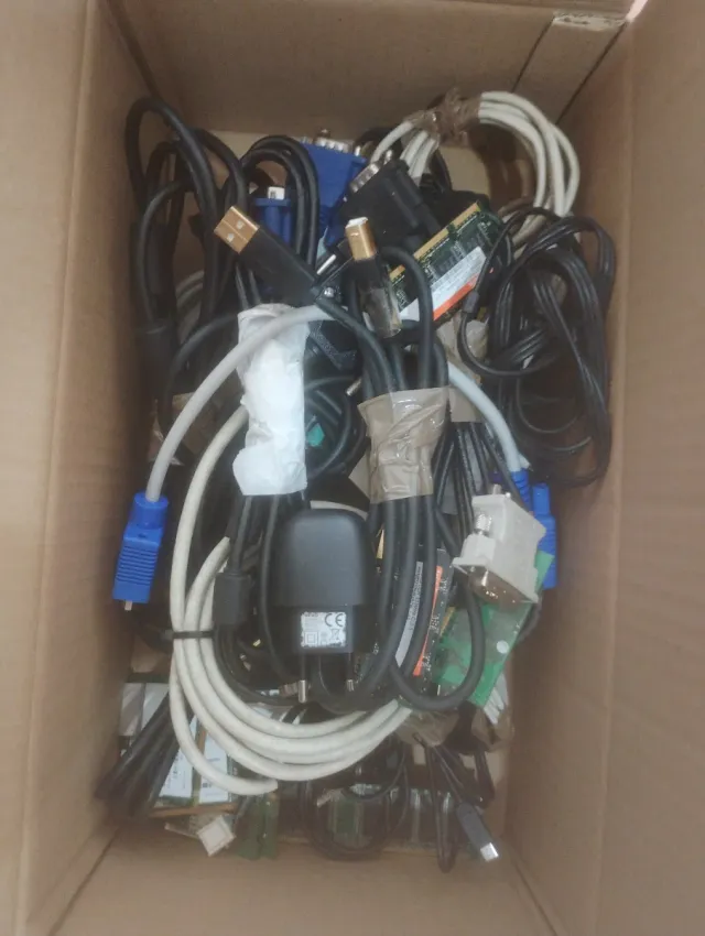 Lote de cables y componentes informáticos