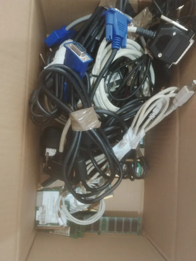 Lote de cables y componentes informáticos
