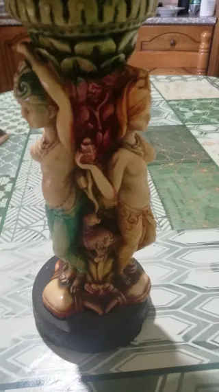 Vaso antico decorativo con figure