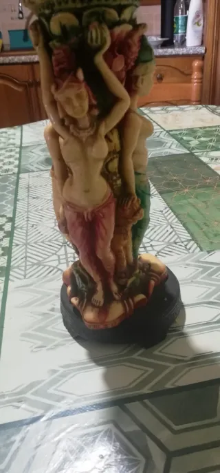 Vaso antico decorativo con figure