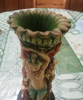 Vaso antico decorativo con figure