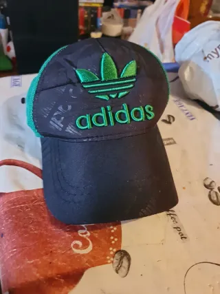 Gorra Adidas Negra y Verde Casi Nueva