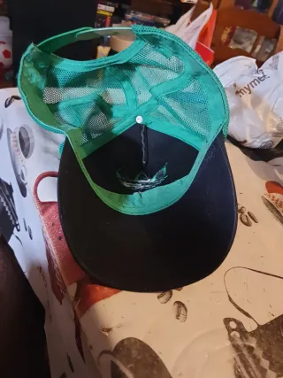 Gorra Adidas Negra y Verde Casi Nueva