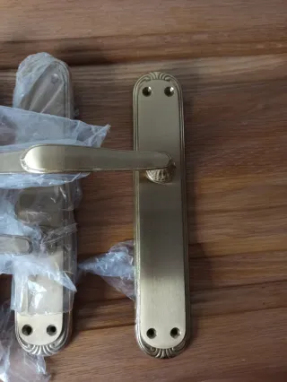 Maneta de puerta dorada