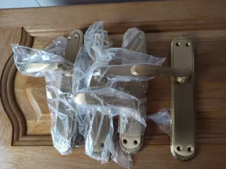 Maneta de puerta dorada