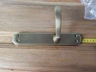 Maneta de puerta dorada