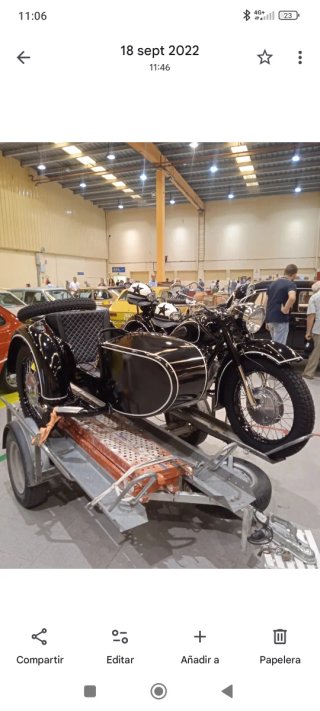 Moto con sidecar negra.año 1965. Se escucha oferta