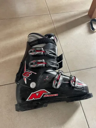 Esquís Head Cyber 24X con bastones y botas