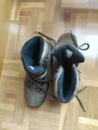 Botas de montaña marrones