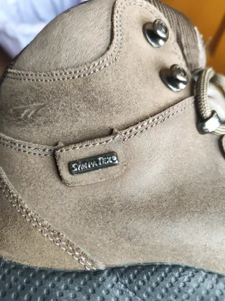 Botas de montaña marrones