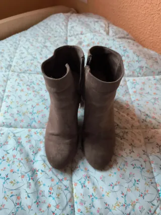 Botines beige tacón