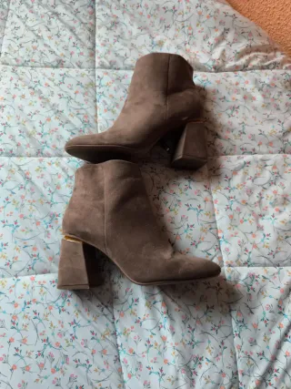 Botines beige tacón