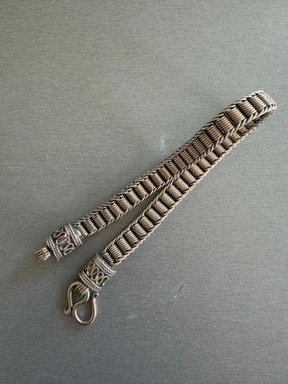 Pulsera plata trenzada me viene grande