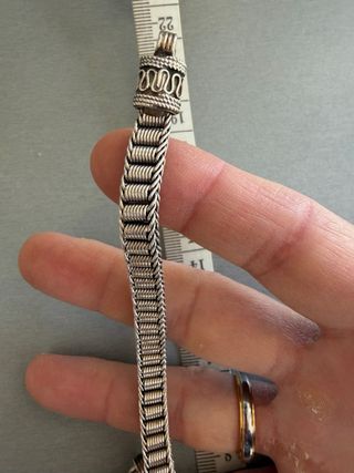 Pulsera plata trenzada me viene grande