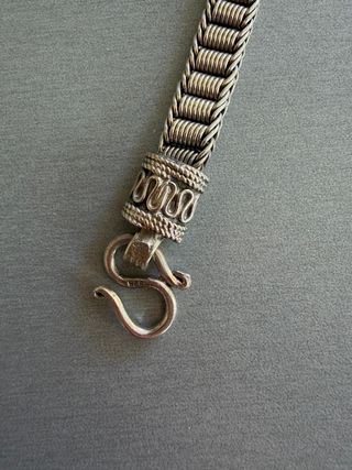 Pulsera plata trenzada me viene grande