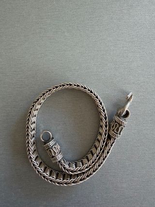 Pulsera plata trenzada me viene grande