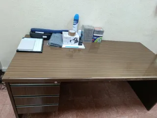 Mesa de oficina con cajonera