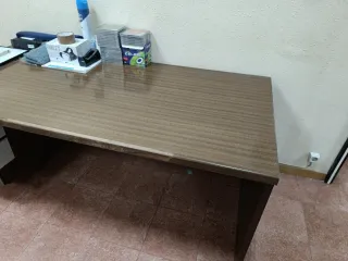 Mesa de oficina con cajonera