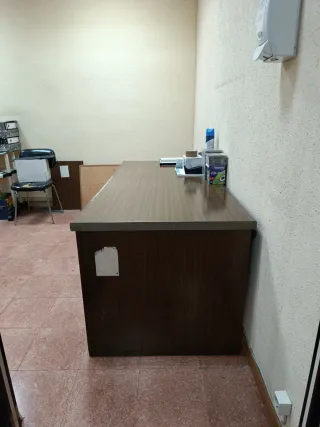 Mesa de oficina con cajonera