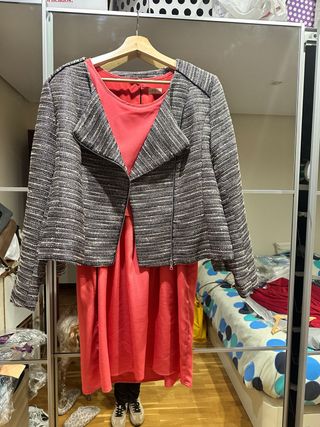 Vestido coral y chaqueta biker gris