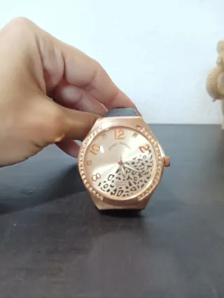 Reloj dorado con pedrería