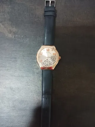 Reloj dorado con pedrería